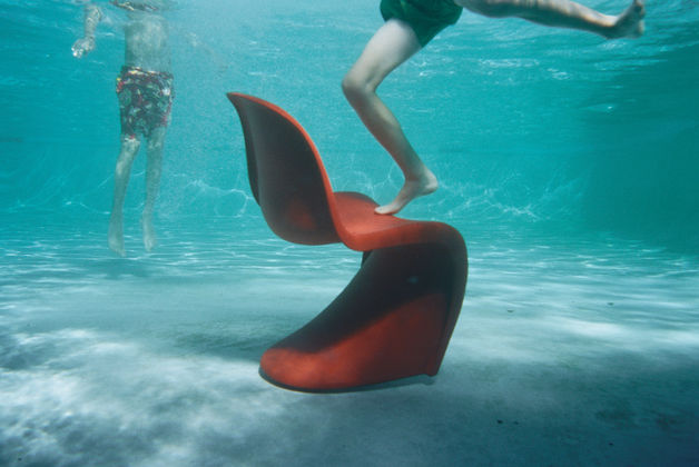 Chaise Panton dans une piscine